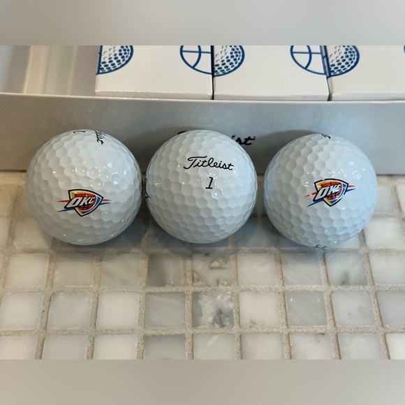 New OKC Thunder Titleist Pro V1 Golf Balls Dozen - Picture 2 of 6